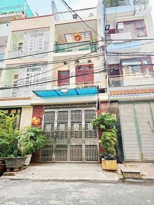 Nhà đẹp và sang, nội thất gỗ cao cấp. Khu an ninh, dân trí cao. Không