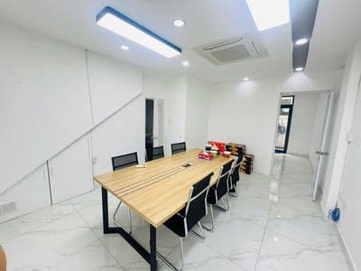CHO THUÊ NGUYÊN SÀN VĂN PHÒNG TRỆT + LỬNG 120M2 SẴN BÀN GHẾ MÁY LẠNH