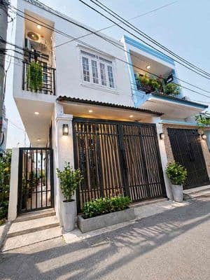 BÁN ĐẤT TẶNG DÃY TRỌ HẺM XE HƠI THÔNG NGAY BỆNH VIỆN LÊ VĂN CHÍ