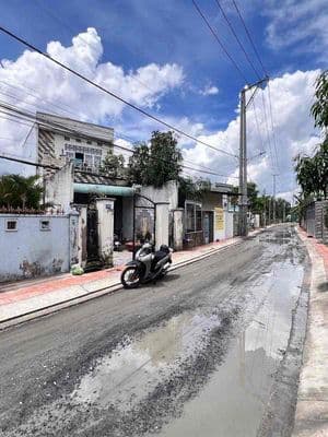 Nhà lầu 5x20 - Mặt tiền đ. Lò mổ thông qua Trần Nam Phú