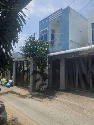 nhà 2 tầng fun thổ cư cách quốc lộ 1a 100 mét. khu vực đông dân cư.