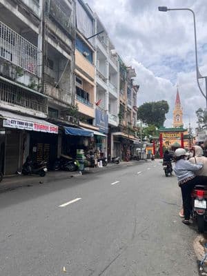 Nguyên Căn MT 557 Trần Hưng Đạo. Dt : 4 x 20m. 4 tầng