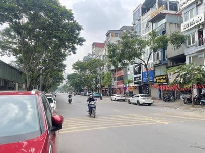 Nhà mặt phố Trần Quốc Hoàn - 50m2 x 6 tầng 1 hầm, thông sàn, Thang máy