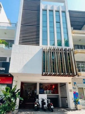 Cho thuê khu phan xích long 8m x 20m hầm trệt 3lầu