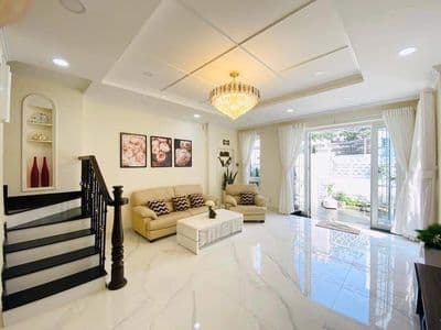 Nhà rộng 2 tầng ô tô đỗ cửa, đối diện chung cư Celadon.