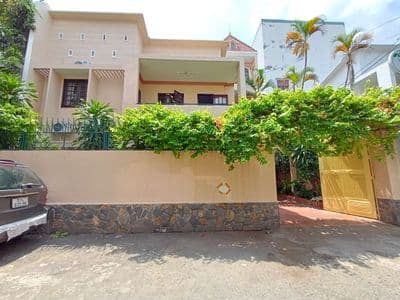Villa 8x19m HXH Đặng Văn Ngữ 2 lầu sân vườn