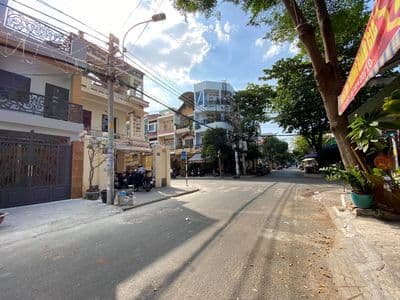 Nhà Thuê 8x20m.Cấp 4.MTNB Ỷ Lan.Gía:22tr