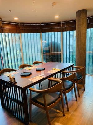 Cho thuê VP-MBKD trống suốt mặt tiền đường Lê Thánh Tôn, Quận 1.