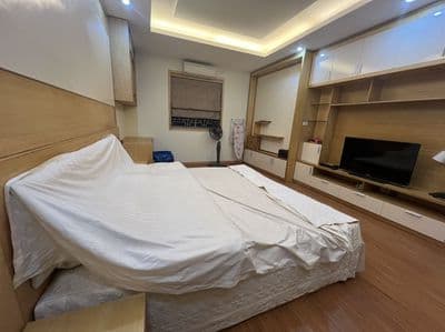 Cho thuê căn hộ 130 Đốc Ngữ. Căn góc 140m2, 3 PN đồ cơ bản