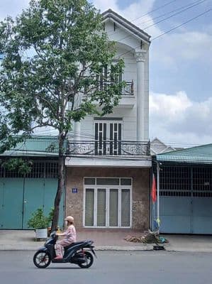 Nhà 2 lầu đường A2, kdc Hưng Phú