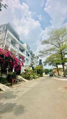 Bán nhà mặt tiền kdc- xe hơi đổ cửa- 5 x 20 - 3 tầng - 5.9 tỷ gần bxe