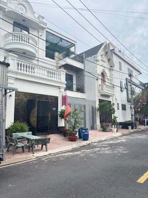 BÁN NHÀ 3 TẦNG CĂN GÓC MẶT TIỀN ĐƯỜNG KHU PHÂN LÔ DĨ AN GIÁ 3,4 TỶ