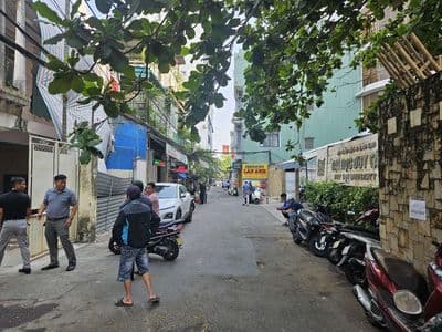 BÁN NHÀ ĐỐI DIỆN TRƯỜNG ĐẠI HỌC . NGANG 8M. CẠNH SÔNG HÀN