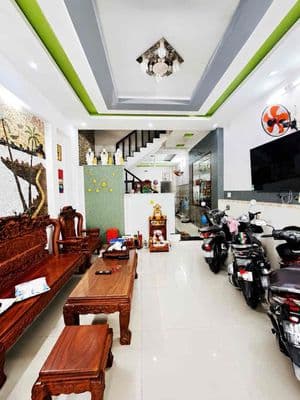 Đường 8m, nhà 4 tầng, dt: ngang 4,5m, đầm sen, ngon rẻ