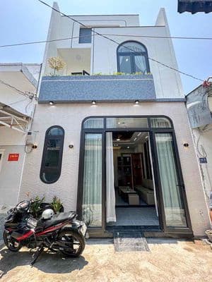 Nhà lầu mới đẹp Full nội thất - Hẻm 136 Hoàng Quốc Việt - Gần ĐH FPT
