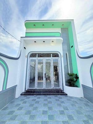 Nhà chín chủ cần bán ; giá rẽ đuòng xe hơi ; khu đông dân cư