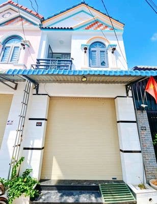Nhà 1 trệt 1 lầu Thổ cư giấy phép xây dựng bình chuẩn giá 879 triệu