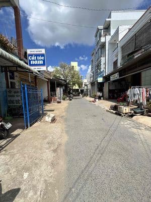 BÁN NHÀ ĐẤT GẦN CHỢ – VỊ TRÍ ĐẸP, TIỆN KINH DOANH