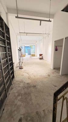 Hẻm 2 xe tải tránh nhau đường lý thường kiệt