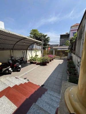Cho thuê nhà 240m2 có 6 phòng, 5wc gần chợ xóm vắng Dĩ An