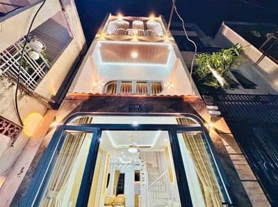 Bán nhà mới ở liền trệt 2 lầu đường Thích Quảng Đức, giáp Bình Thạnh