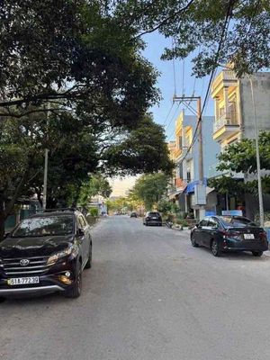 nhà phố đường lớn, thông, vỉa hè kinh doanh tốt