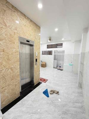 Cho thuê nhà mt đường 3/2 q10 dt 4,5x17m có thang máy