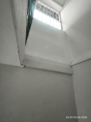 Nhà nhỏ, có gác suốt,cửa sổ thoáng mát