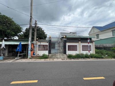 Nhà cấp 4 gần biển Lộc An, vị trí đẹp, đi bộ ra chợ rất tiện.