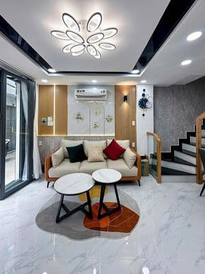 Nhà gần trường Lam Sơn, 4 x 11, 3 tầng đúc, 3 PN 3WC,hẻm xe hơi thông