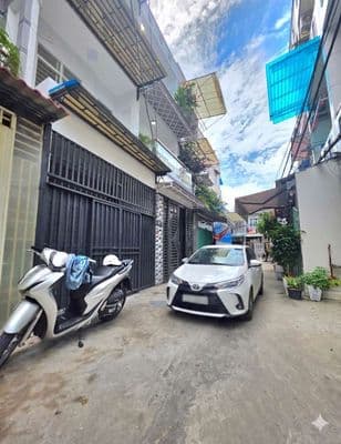 Nhà giao sổ hồng - xe hơi chạy ngang nhà