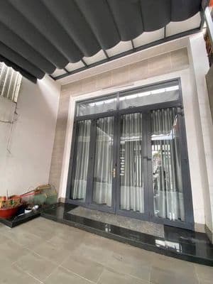 bán gấp căn nhà 100m2(5x20) giá 2 tỷ ngay gần sát Vin Hóc Môn sổ riêng