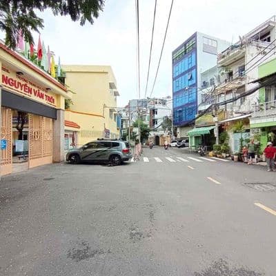 Nhà Ngay Phạm Văn Đồng - Chỉ hơn 5T - 3 tầng lầu - Hẻm xe hơi
