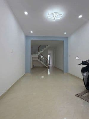 MT Lạc Long Quân mới đẹp khu trường học ngân hàng đông đúc