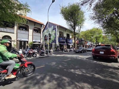 Cho thuê góc 2mt hàn thuyên q1 dt 15x8m 1 lầu ngay cạnh nhà thờ