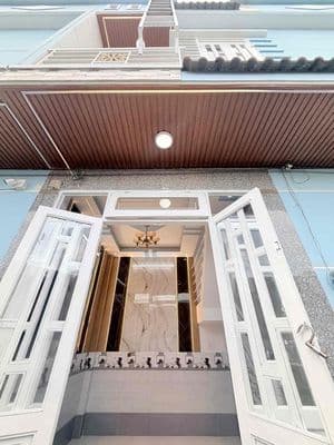 bán gấp căn nhà DT:32m2, Giá 325tr gần cầu lớn Hóc môn
