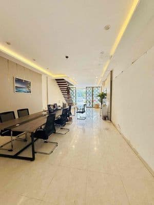 Cho thuê nhà 2 tầng ngay toà Mornachy , ngang 5m , phù hợp vp