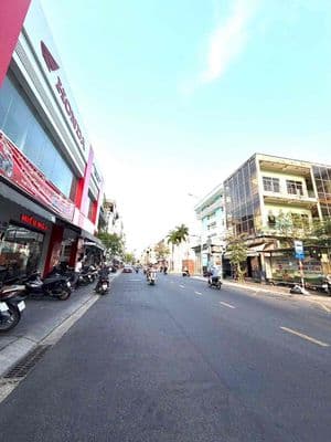 Cho thuê nhà 6 tầng Hùng Vương , thang máy , 10p 20wc , thang bộ