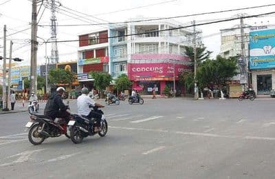 1,6 tỷ có nhà 2pn, ngang 5m, có phòng ở trệt, sát chợ, ngay trung tâm