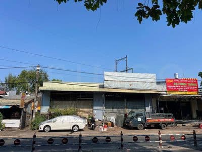 Kho xưởng 1.000 m² mặt tiền đường Phạm Hùng