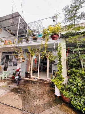 bán nhà gác lững hẻm xe hơi , có sân thượng .