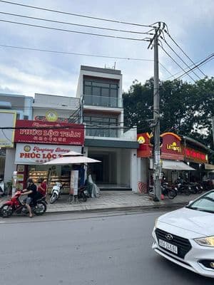 Nhà mặt tiền ngay ngã 5 vòng xoay Nguyễn Văn Cừ - Hoàng Quốc Việt