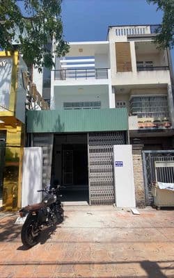 Nhà mặt tiền rộng ngay đèn đỏ sầm uất