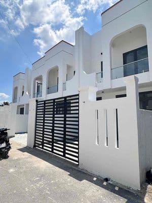 nhà trệt lầu sẵn,dọn vào ở ngay