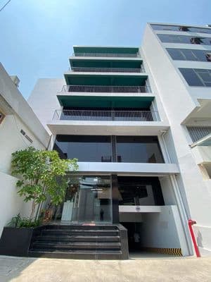 Tòa nhà mới hoàng thiện đường cách mạng thang 8, dt 9x20, hầm 6 lầu
