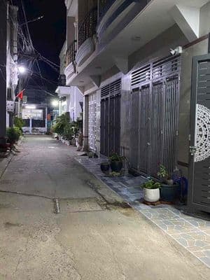 nhà 1 trệt 2 lầu 4 phòng ngủ 3 wc