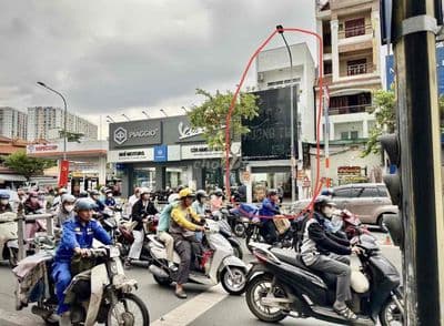 Mặt tiền nhà siêu đẹp,ngã 3 đèn đỏ, sát thương hiệu lớn, mọi tiện ích