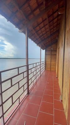 NHÀ GỖ BÊN SÔNG SÁT PHÀ BÌNH NINH – 400m² THỔ CƯ, SẴN KÈ KIÊN CỐ