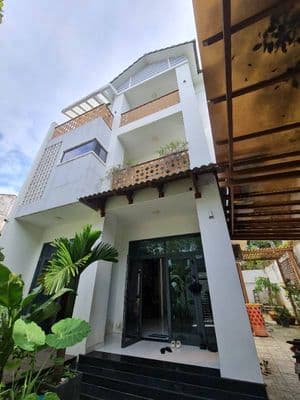 Cho thuê BIỆT THỰ Gần Sông DT 8x20m 3 Tầng, 6pn 7wc, giá chỉ 35tr/th