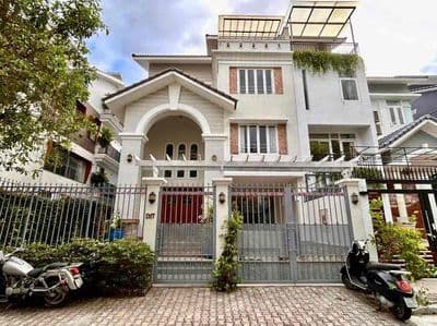 KHÔNG THUÊ SẼ TIẾC! VILLA SÂN VƯỜN HIỆN ĐẠI GẦN PHÚ MỸ HƯNG! FULL NT!